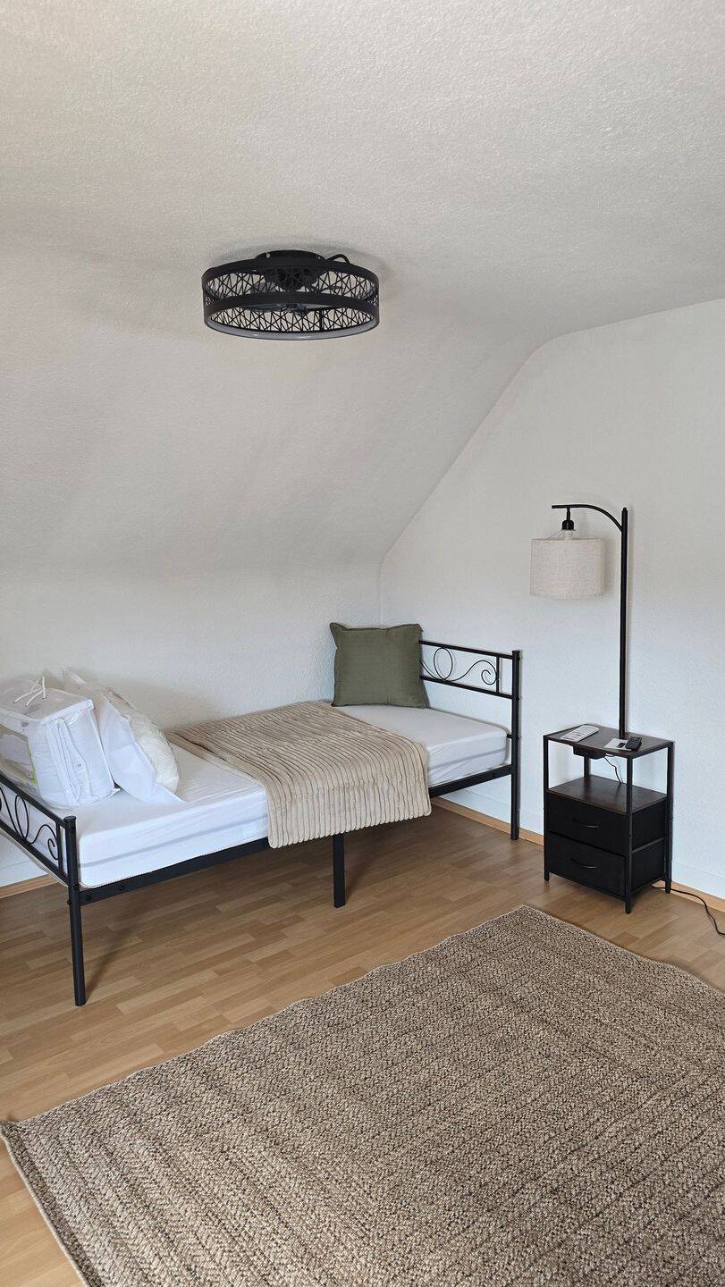 Möbliertes Zimmer in 2-Zimmer-Wohnung im Dachgeschoss., 88046 Friedrichshafen