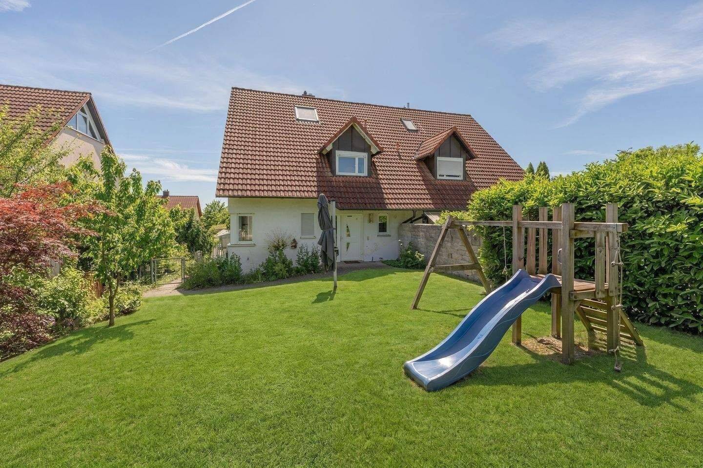 Modernes Wohnen vor den Toren Erlangens | Energieeffiziente DHH mit großzügiger Einliegerwohnung, 91080 Marloffstein
