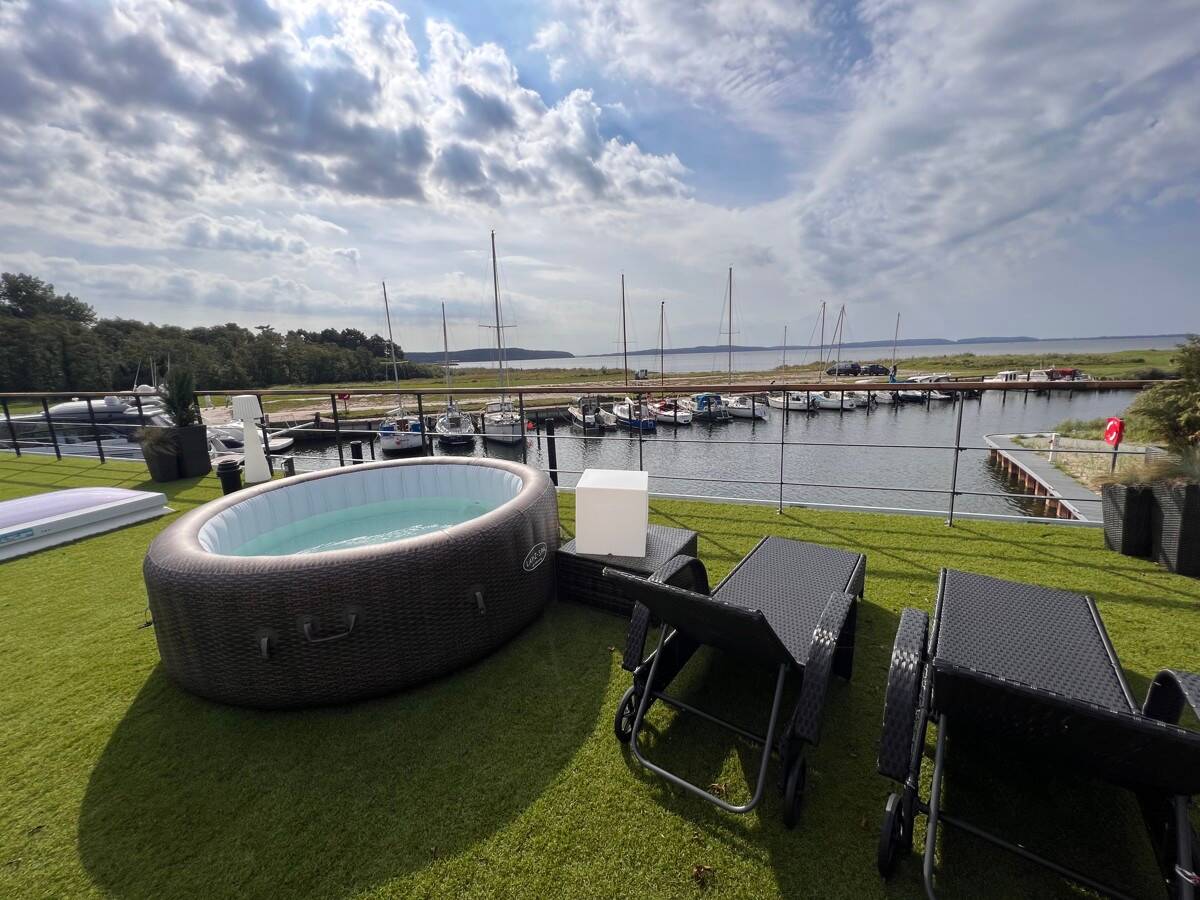 LUXUS Hausboot – 3 Etagen – 100m² Wohnen + 120 m² SONNENTERRASSE – Kamin, Kino, komplett individuell, 18551 Sagard