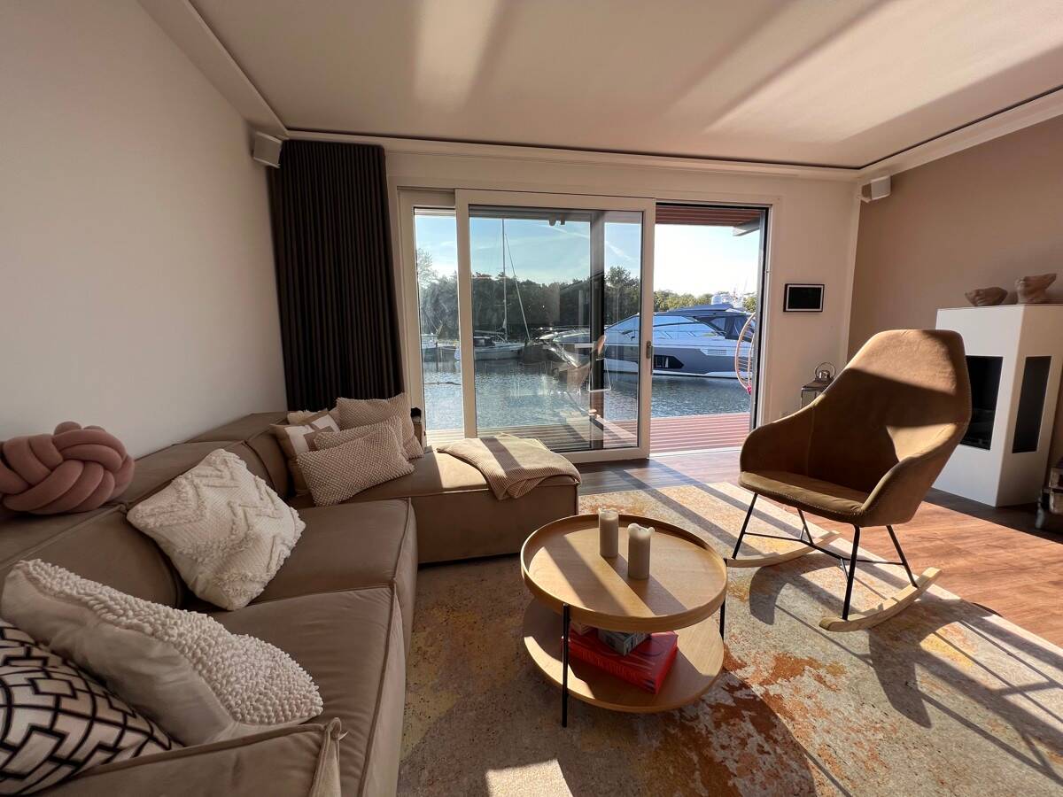 LUXUS Hausboot – 3 Etagen – 100m² Wohnen + 120 m² SONNENTERRASSE – Kamin, Kino, komplett individuell, 18609 Binz