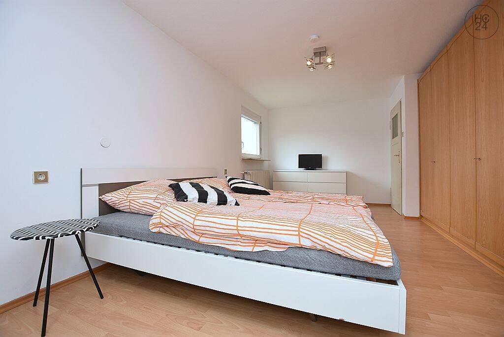 Voll möblierte Doppelhaushälfte mit Garten und Internet in Stuttgart Weilimdorf, 70499 Stuttgart
