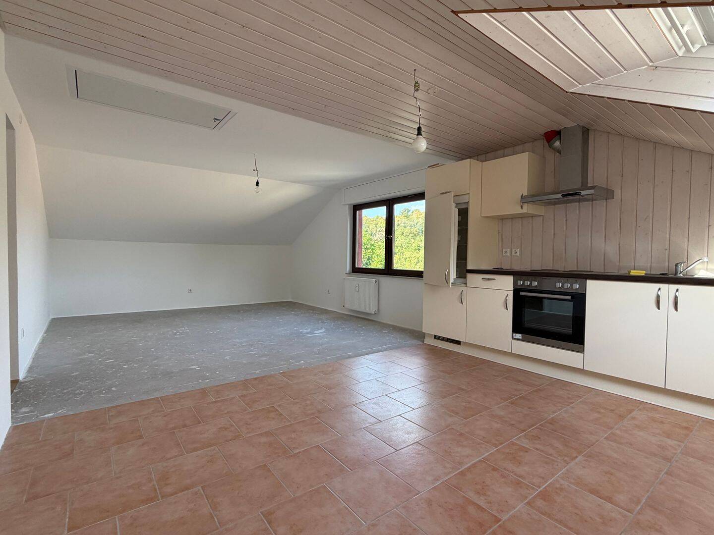 ERSINGEN – Frisch renovierte 3-Zi.-Dachgeschosswohnung!, 75236 Kämpfelbach