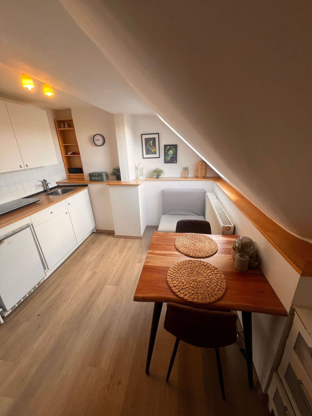 Möblierte ein Zimmer Dachgeschoss Wohnung in Erlangen, 91052 Erlangen (Anger Erlangen-Ost Erlangen-Süd Innenstadt)
