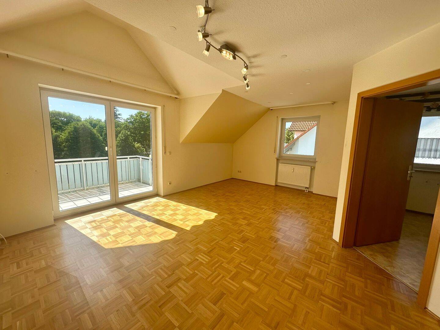 Sofort verfügbar: 2,5-Zimmerwohnung in ruhiger, zentraler Lage mit Grünblick, 86381 Krumbach (Schwaben)