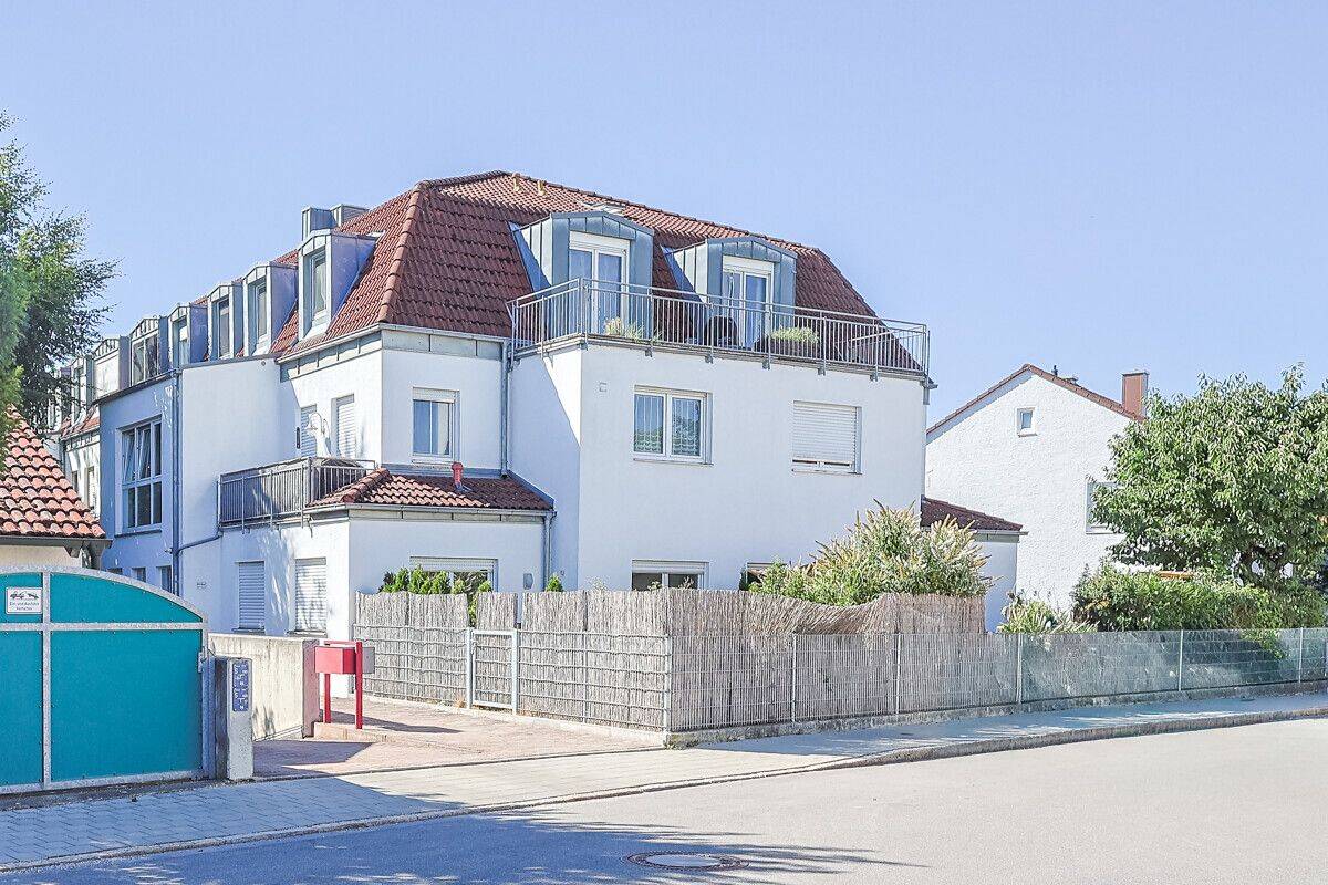 Zweifacher Balkon, viel Licht, viel Platz: Attraktive 3-Zimmer-Dachgeschosswohnung, 85055 Ingolstadt