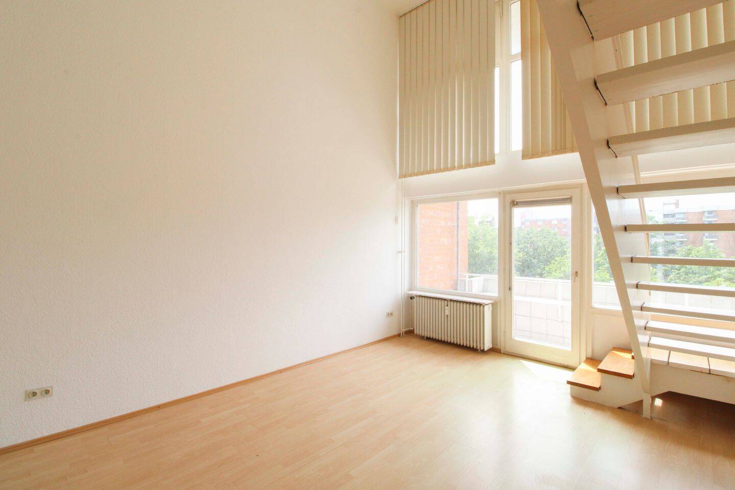 vernachlässigte Wohnung sucht neuen Besitzer und belohnt mit viel Platz, 30627 Hannover