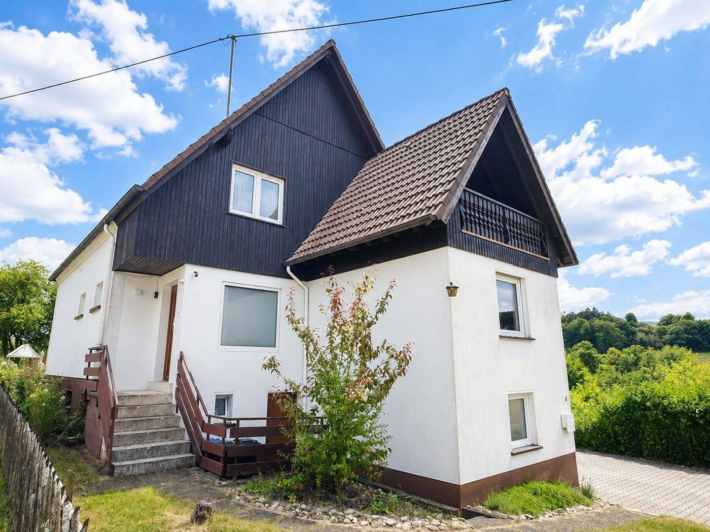Freistehendes und überwiegend modernisiertes Einfamilienhaus auf großzügigem Grundstück, 66869 Schellweiler