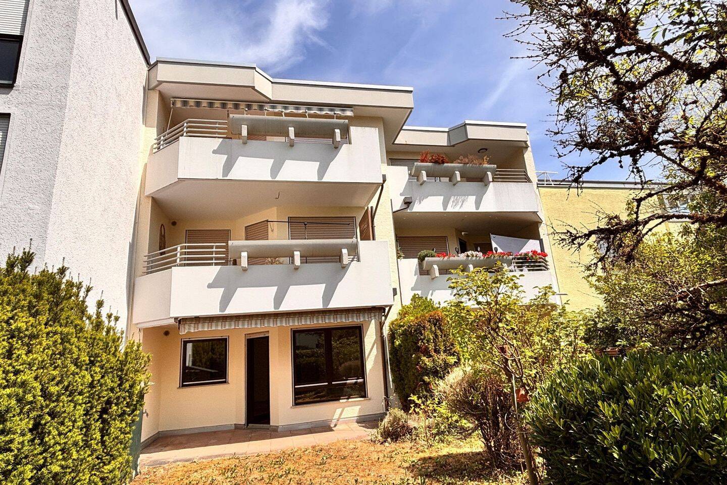 Sehr ruhig gelegene, freie 2 ½-Zimmer-Wohnung mit Westterrasse, Garten, Ostbalkon und TG-Stellplatz!, 70567 Stuttgart (Möhringen)