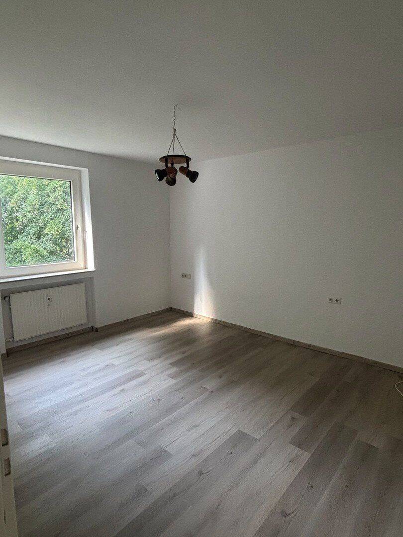 Im Grünen und doch zentral: renovierte 2-Zimmer-Wohnung am Baldeneysee mit Extra-Raum & Stellplatz, 45257 Essen (Byfang Fischlaken Kupferdreh)