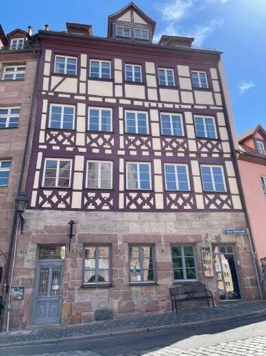 Traumhafte Dachgeschoss-Altbauwohnung über 2 Etagen in einem der 10 ältesten, denkmalgeschützten Fachwerkhäusern Nürnbergs mit Blick auf die Burg., 90403 Nürnberg (Gleißbühl Lorenz Sebald)
