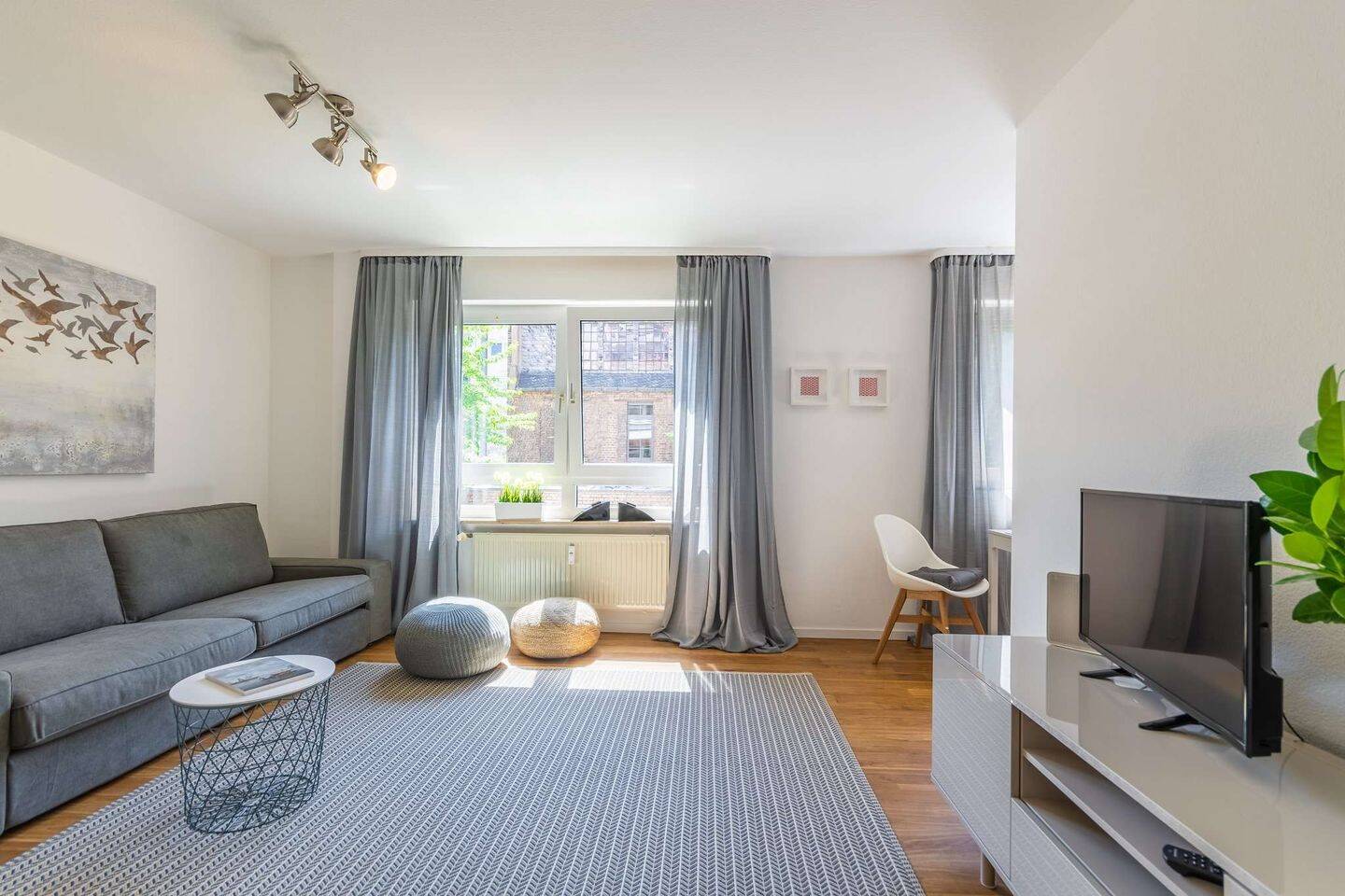 Sanierte und gut möblierte 2-Zi.-Wohnung mit Balkon nahe Skyline-Plaza, 60327 Frankfurt am Main (Gallus Gutleutviertel Westend-Süd)