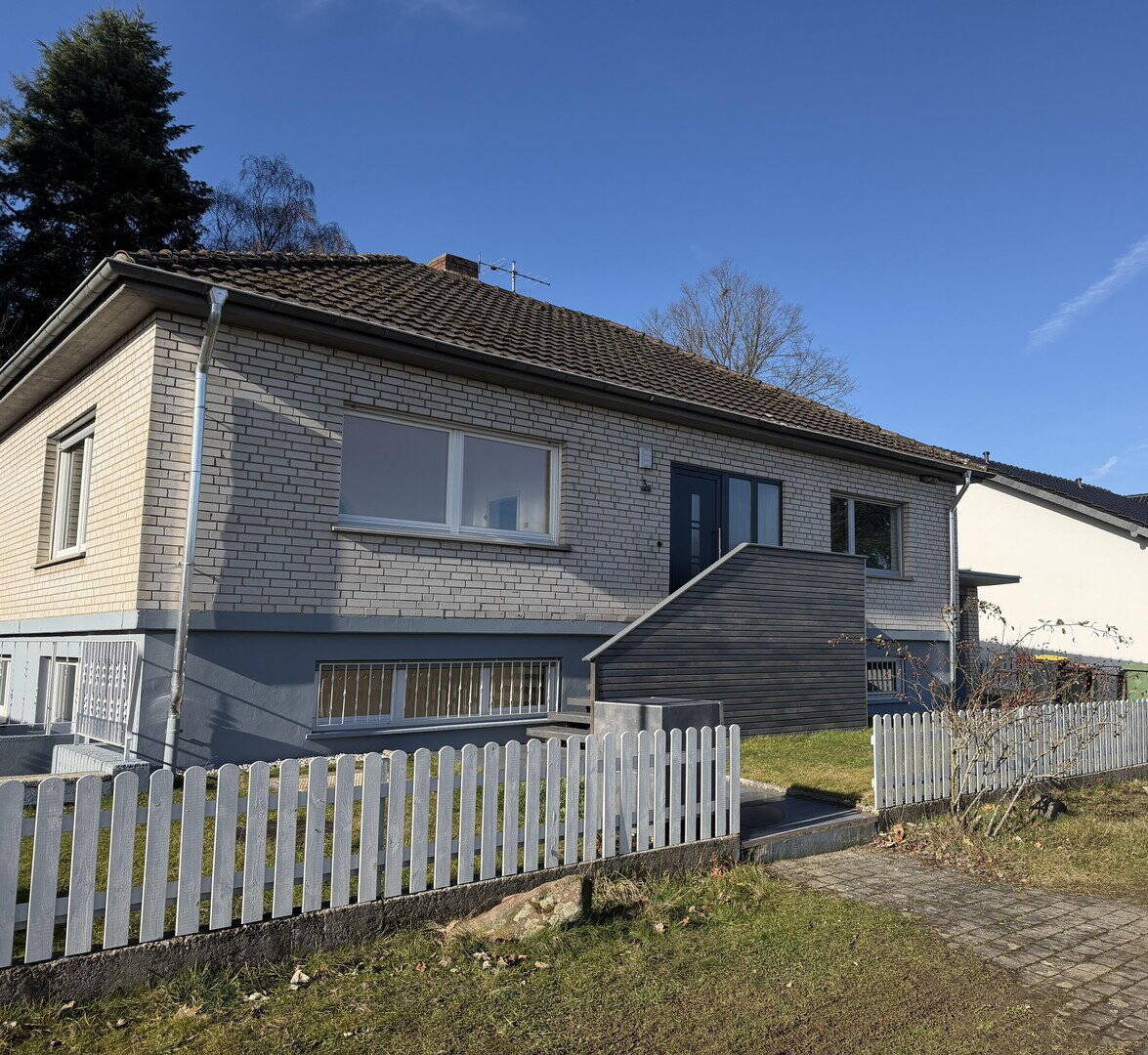 Freistehendes Einfamilienhaus mit Einliegerwohnung und großen Garten mit altem Baumbestand, 53604 Bad Honnef