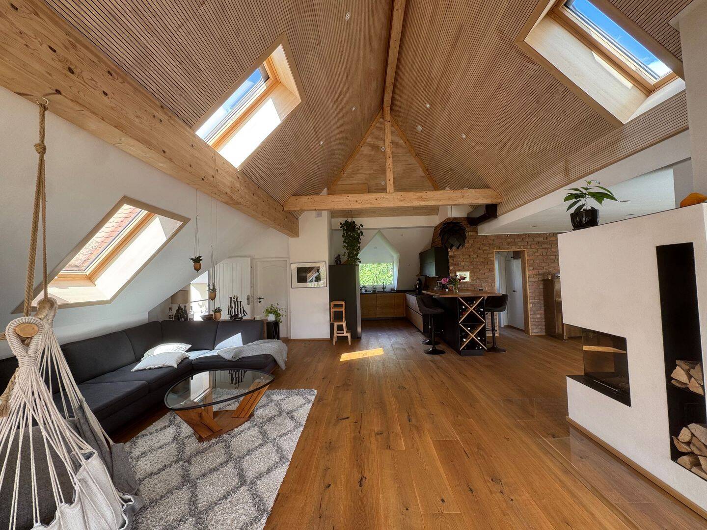 Zwischenmiete für 2 Monate: Wunderschöne frisch sanierte Dachgeschosswohnung, 79100 Freiburg im Breisgau (Günterstal Vauban Wiehre)