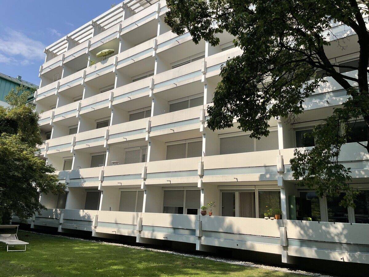 Helles Apartment in ruhiger Lage. Herrlicher Balkon. Beste Infrastruktur. Renovierungsbedarf., 80797 München (Maxvorstadt Milbertshofen-Am Hart Neuhausen-Nymphenburg Schwabing-West)