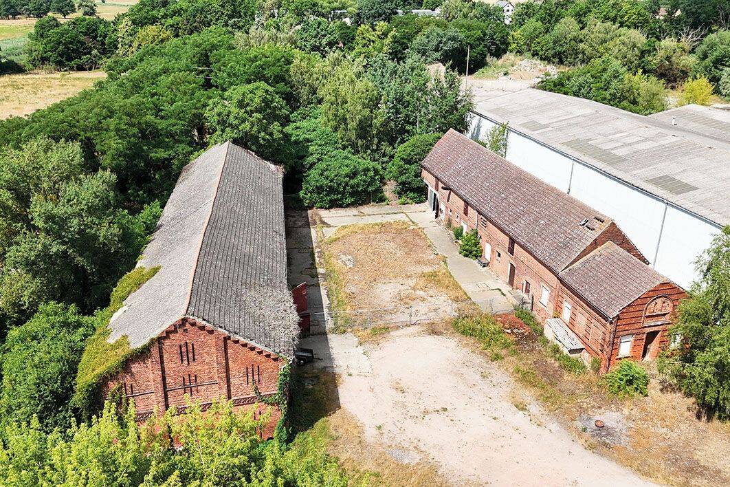 Hofanlage mit ehem. Wohnhaus und zwei großen Stallgebäuden, 6917 Jessen (Elster)
