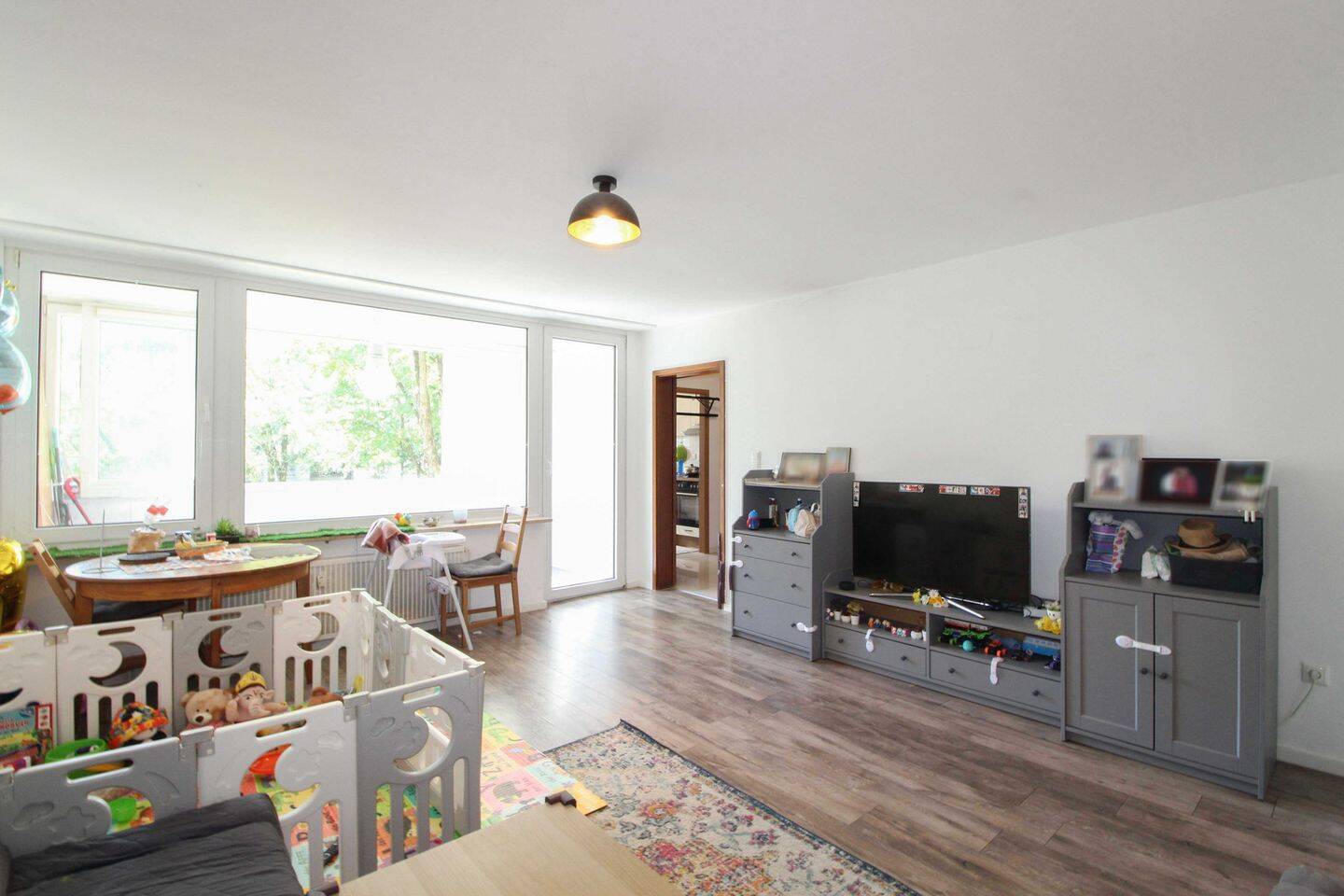 Helle 3 Zimmer Wohnung mit Loggia am Lerchenauer See!, 80935 München (Feldmoching-Hasenbergl Milbertshofen-Am Hart)