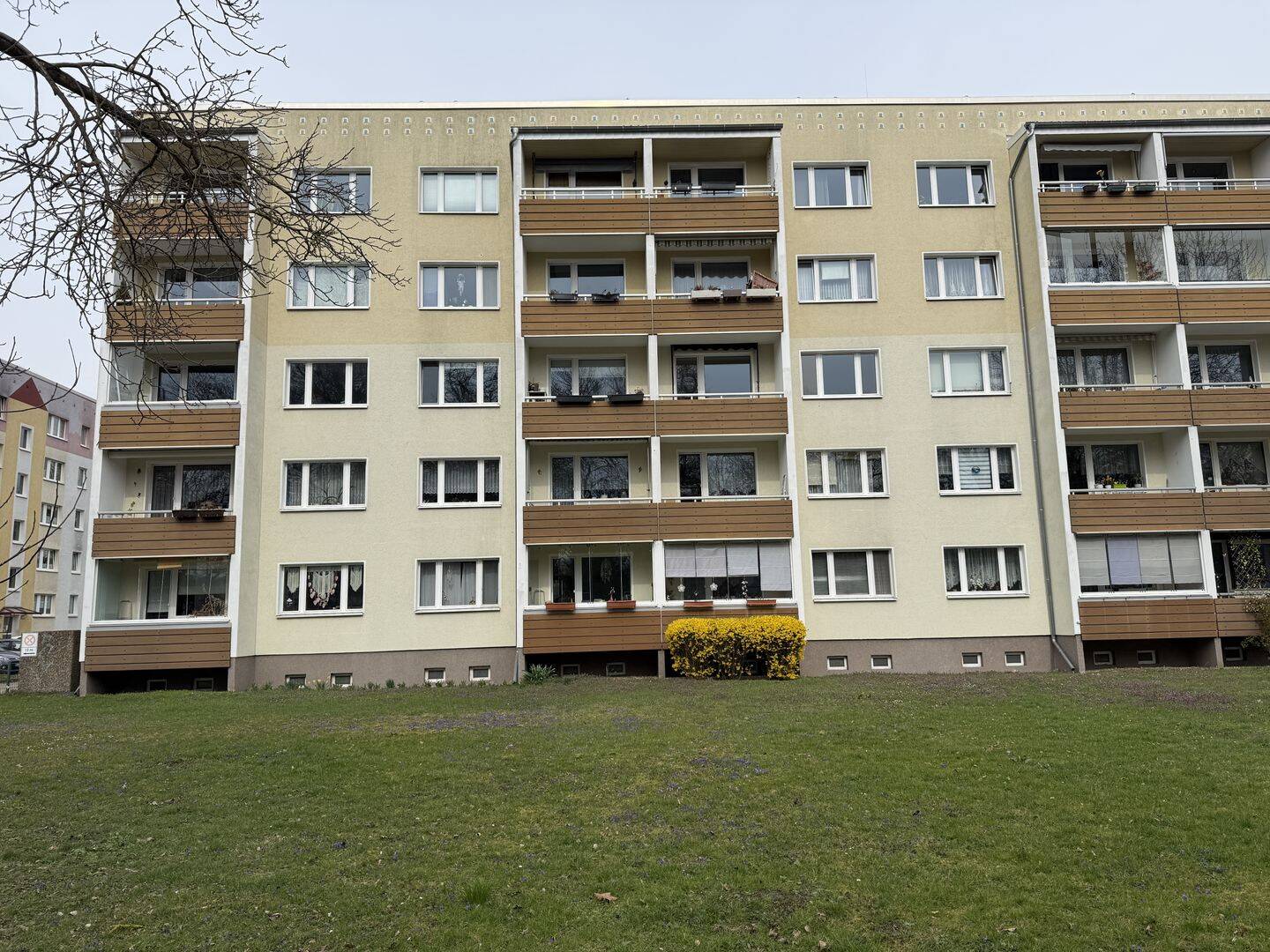 Wohnen in 1A-Lage . Renovierte 3 Zimmer-Wohnung. Balkon mit Blick auf die Schrote – 39108 Magdeburg – Bild 1 von 1