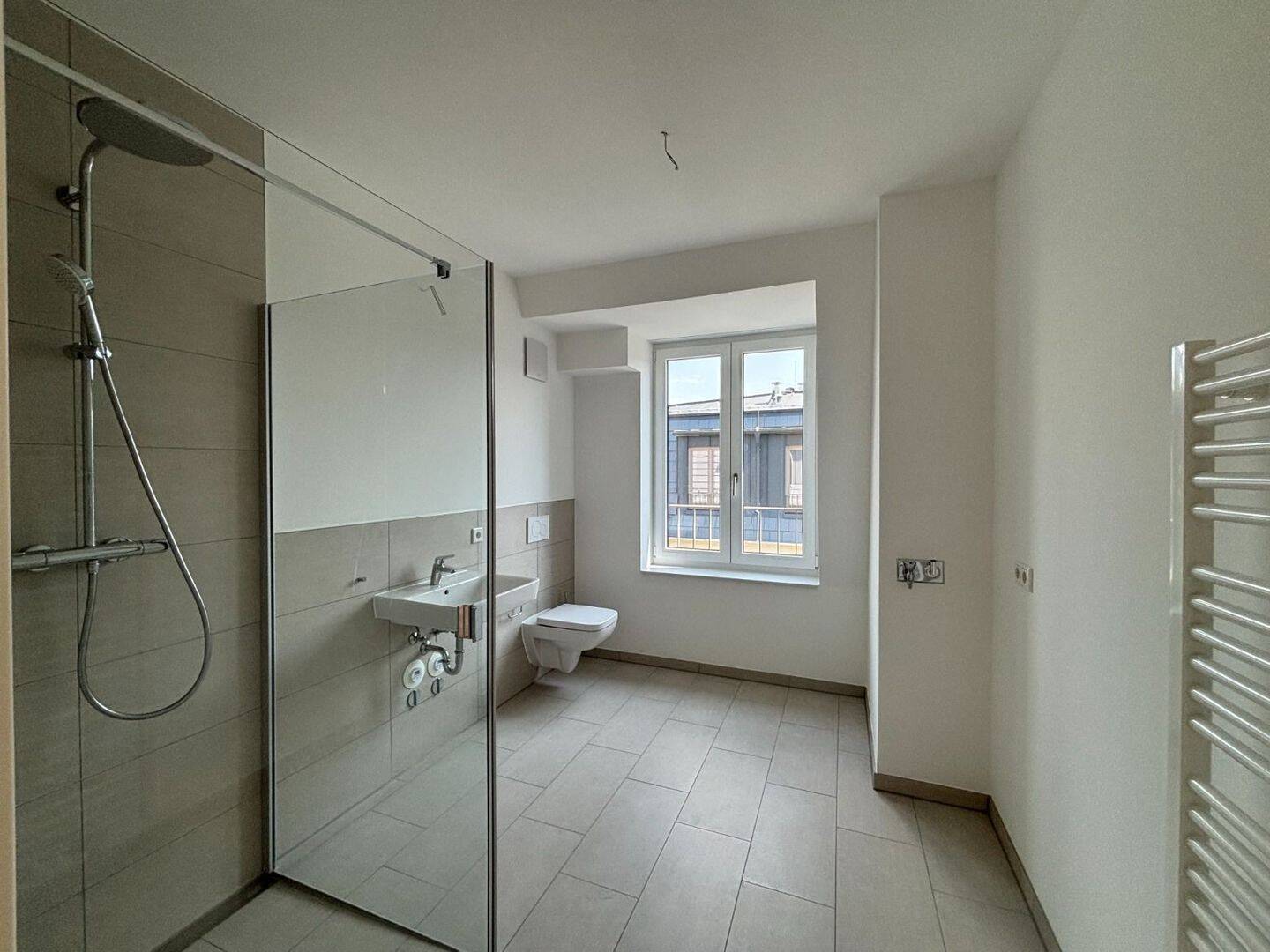 GANZ OBEN! Geräumige 3-Zi.-Whg. mit Tageslicht + EBK und Balkon !!!, 1159 Dresden