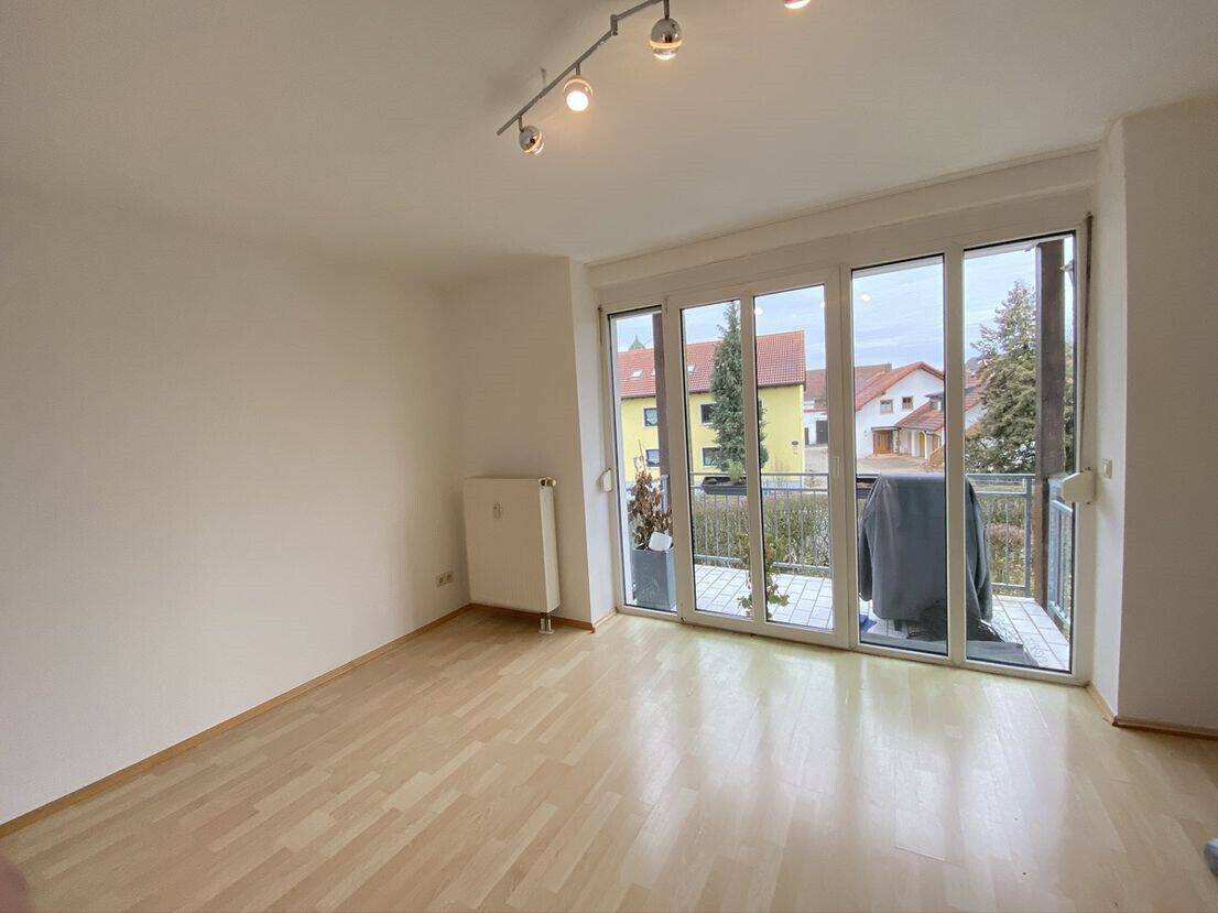 Charmante 3-Zimmer-Wohnung mit Südbalkon und zwei Stellplätzen, 85386 Eching