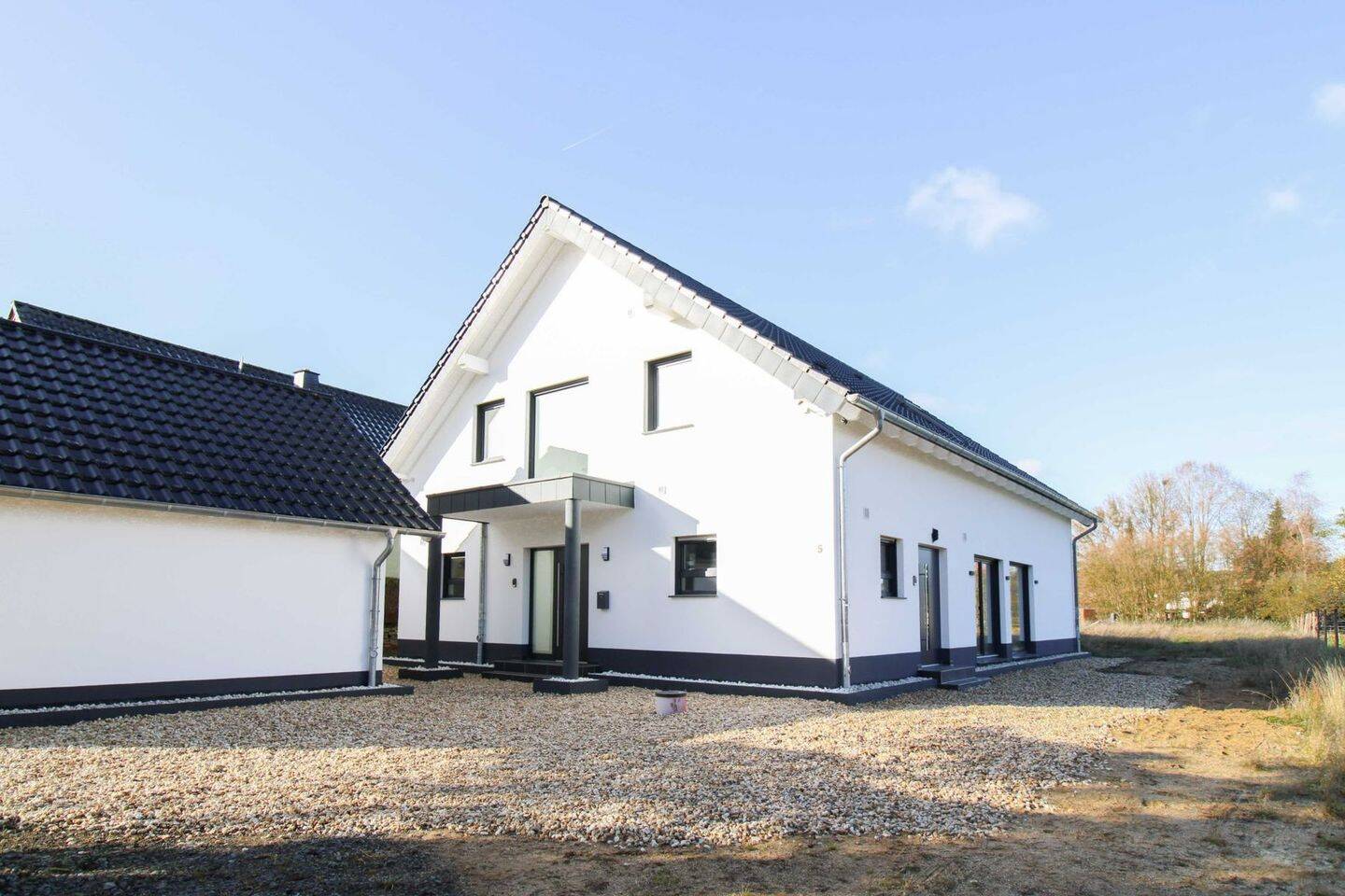 Freistehend & neu – Modernes Einfamilienhaus mit Einliegerwohnung und Blick auf die Burg Kerpen, 54578 Kerpen (Eifel)