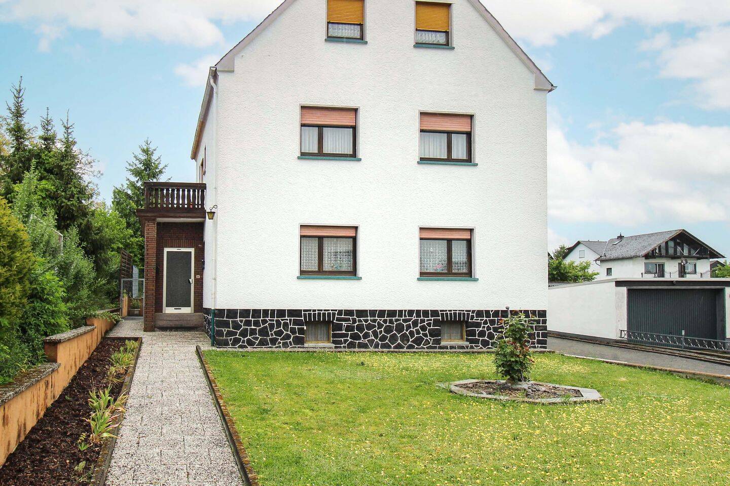 Ruhiges Zuhause mit Garten, Garage und 2 Freistellplätzen in Limburg-Ahlbach, 65554 Limburg a.d. Lahn