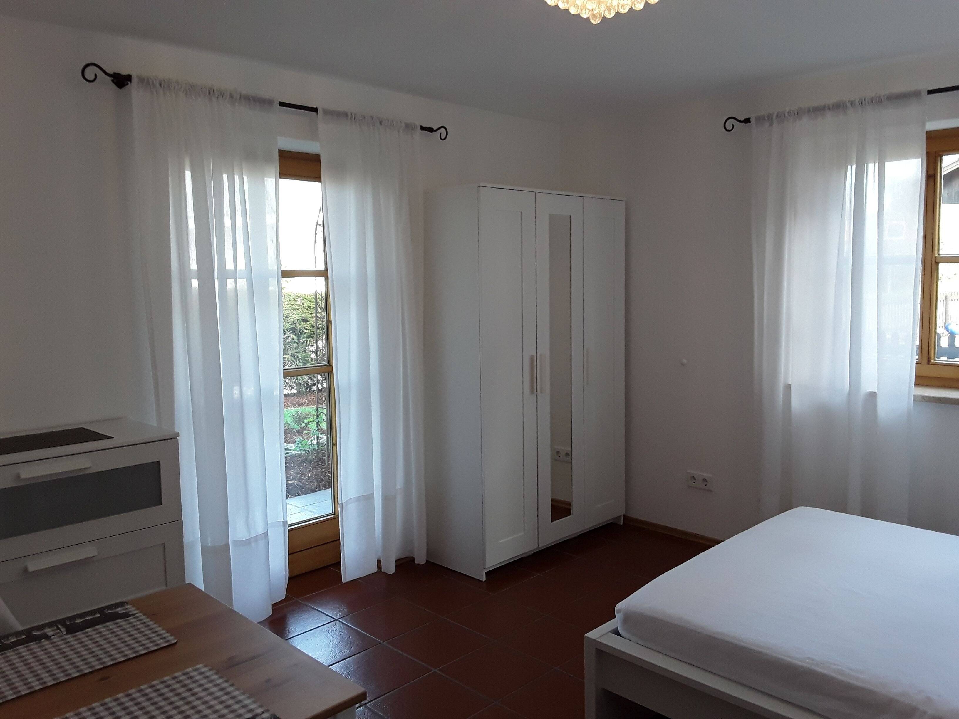 Bad Endorf – 1-Zimmer-Appartment komplett neu möbiliert mit Terrasse und Garten, 83093 Bad Endorf