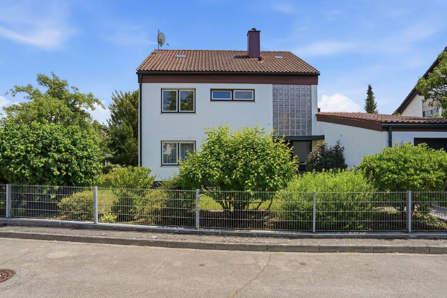 Zwei Wohneinheiten, viel Platz und zahlreiche Möglichkeiten – gepflegtes Haus in Senden-Ay, 89250 Senden