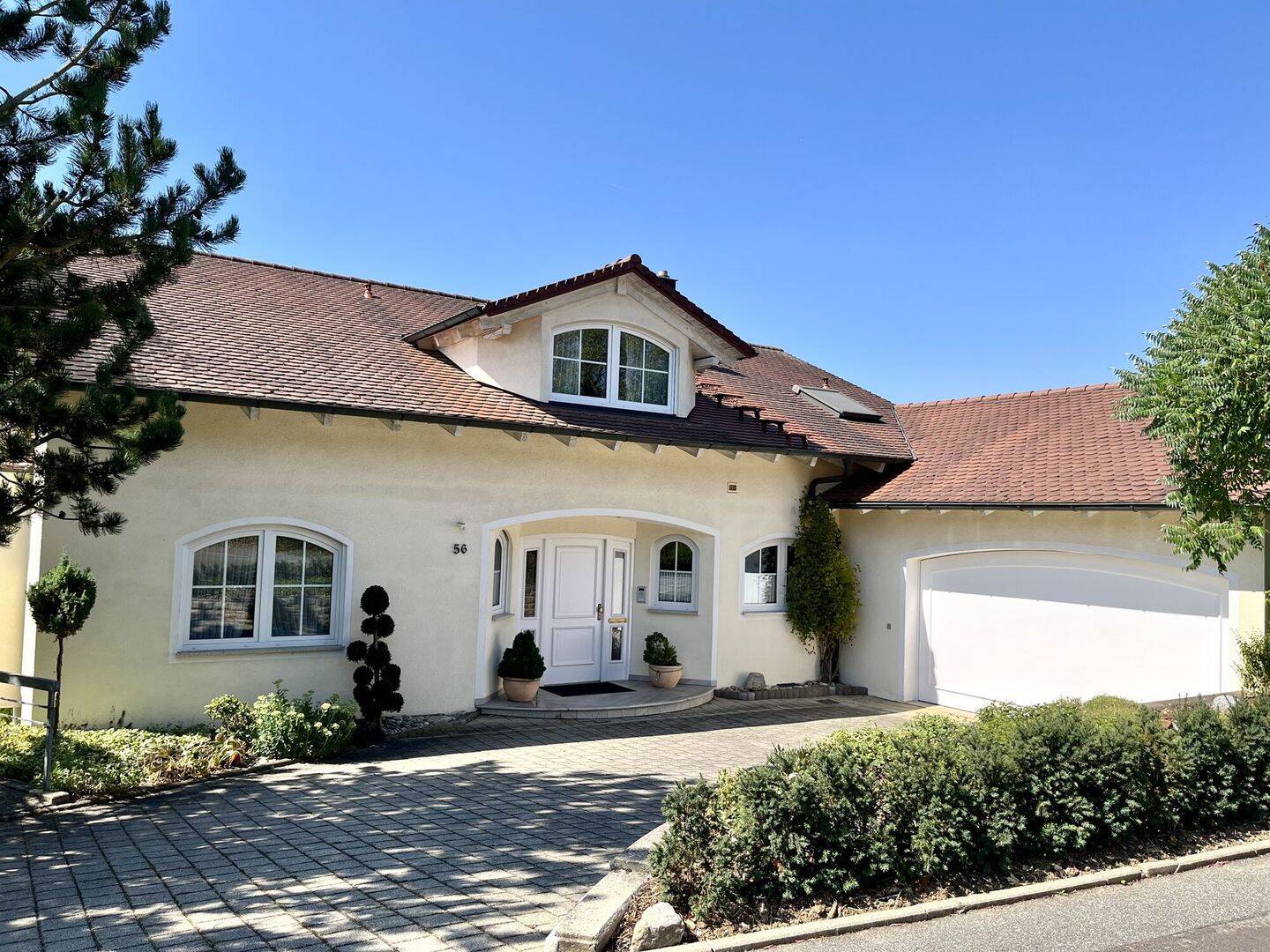 Exklusives Wohnhaus mit großzügigem Platzangebot, traumhafter Aussicht und vielseitigen Nutzungsmöglichkeiten, 97990 Weikersheim