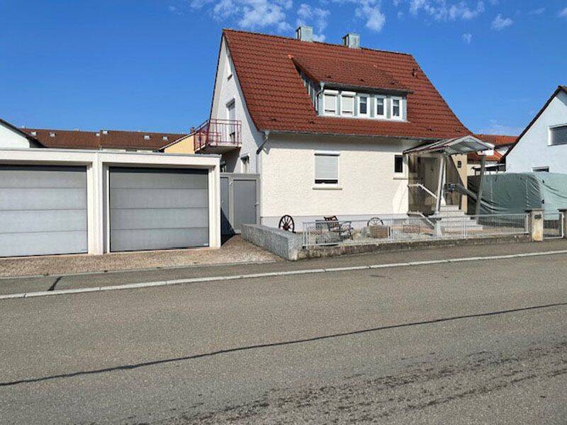 Gepflegtes Einfamilienhaus mit Wintergarten und 2 Garagen, 78647 Trossingen