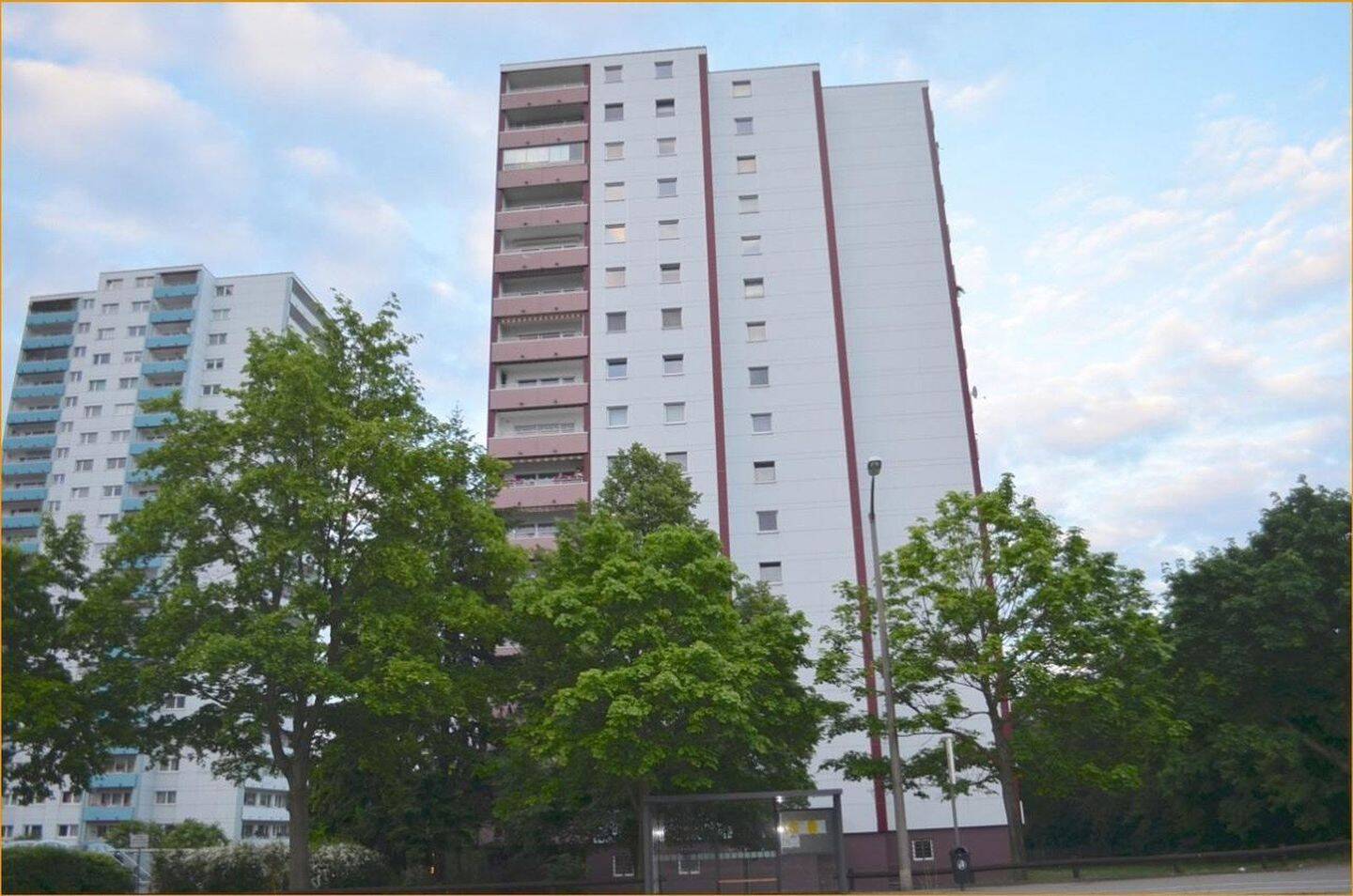 3-Zimmer-Wohnung mit Balkon, EBK & Weitblick im 11. OG – modernisiert und barrierefrei, 91056 Erlangen