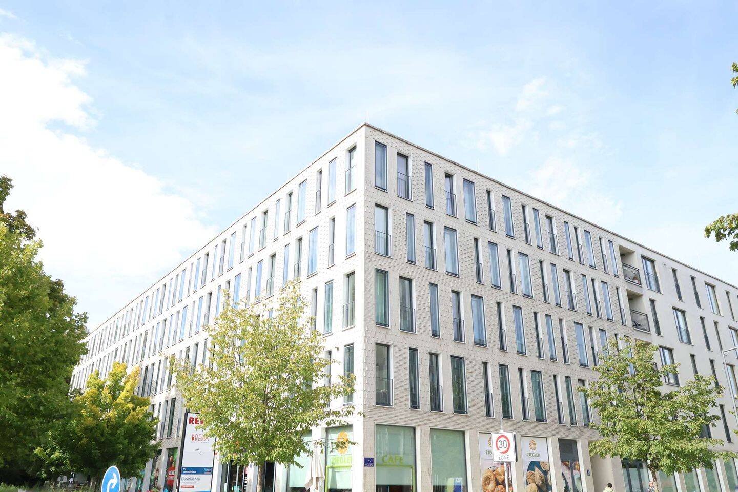Moderne 2-Zimmer-Wohnung in Schwabing mit Balkon zum grünen Innenhof, 80797 München (Maxvorstadt Milbertshofen-Am Hart Neuhausen-Nymphenburg Schwabing-West)