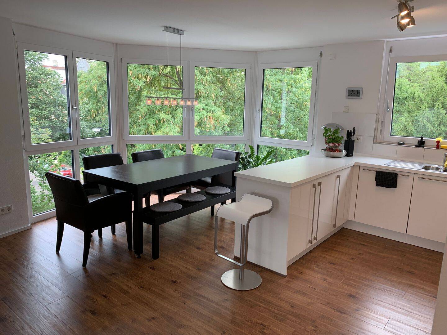 Direkt am Kurpark: Neuwertige 3-Zi.-Wohnung mit Balkon, Aufzug & TG- Stellplatz – bezugsfrei, 70372 Stuttgart (Bad Cannstatt)