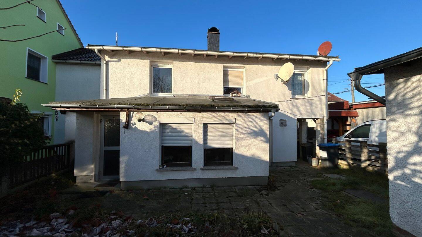 Sanierungsbedürftiges Haus mit vielen Zimmer und großem Garten in ruhiger Lage von Schkeuditz, 4435 Schkeuditz