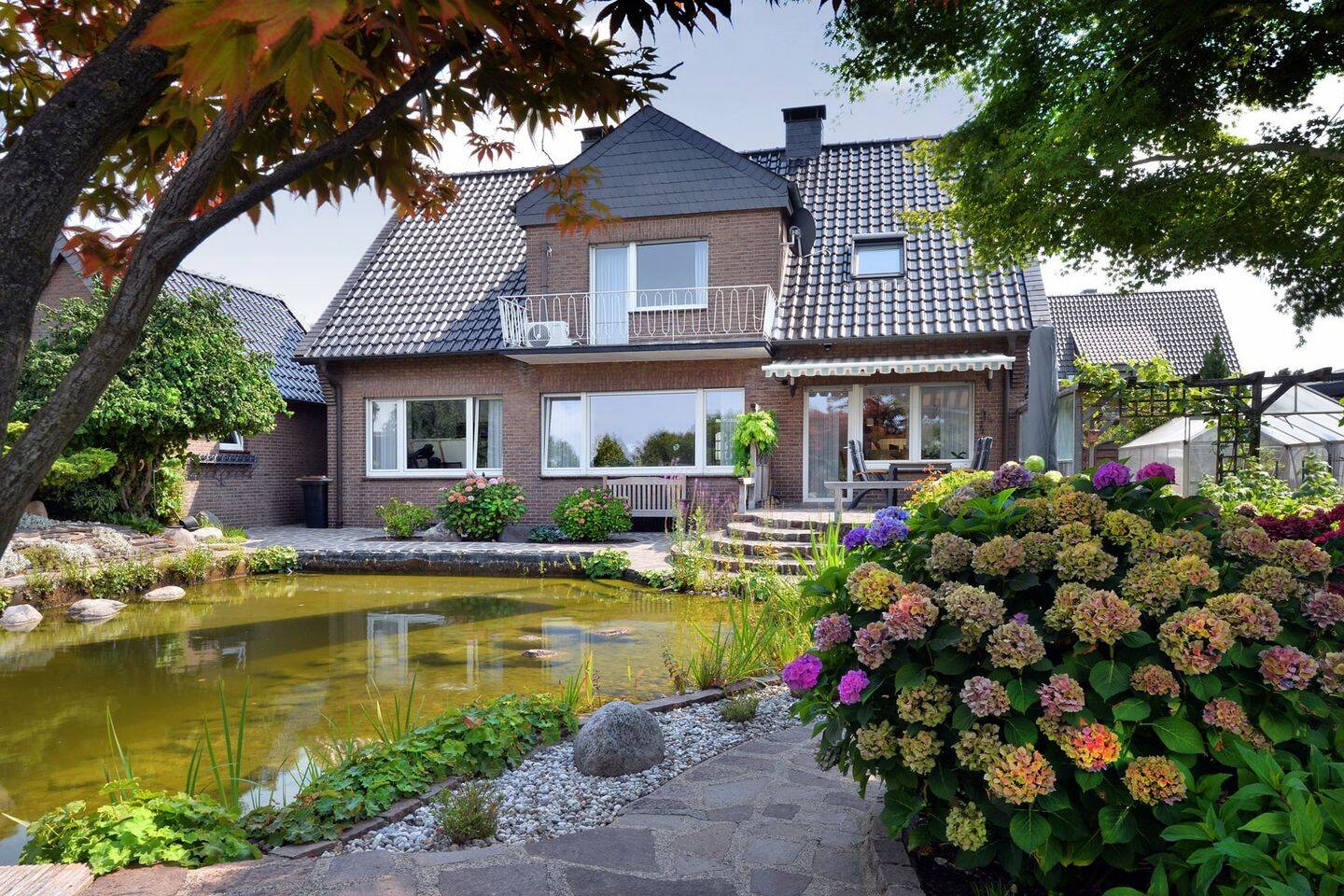 Einfamilienhaus mit außergewöhnlichem Gartenparadies, Naturteich und viel Platz in Xanten-Vynen, 46509 Xanten