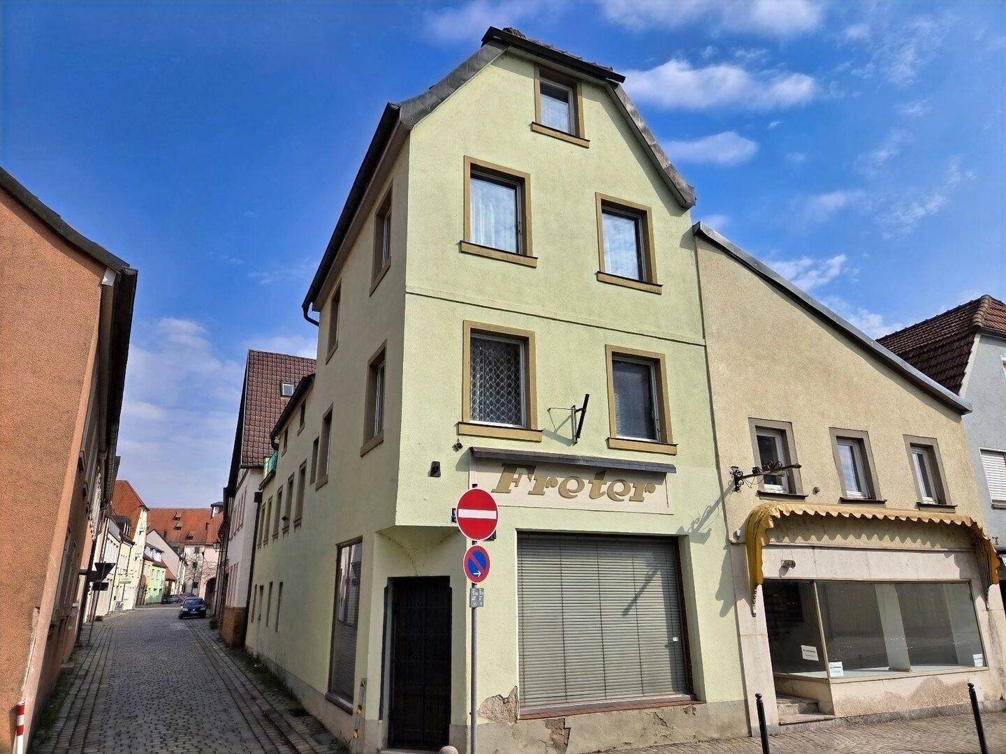 Stadthaus mit Gewerbe- und Wohneinheit + schöner Sonnenterrasse in frequentierter und zentraler Lage von Haßfurt, 97437 Haßfurt
