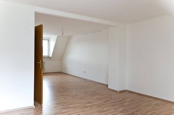 Gepflegte Etagenwohnung mit grandiosem Ausblick und ausbaufähigem Dachboden, 66125 Saarbrücken