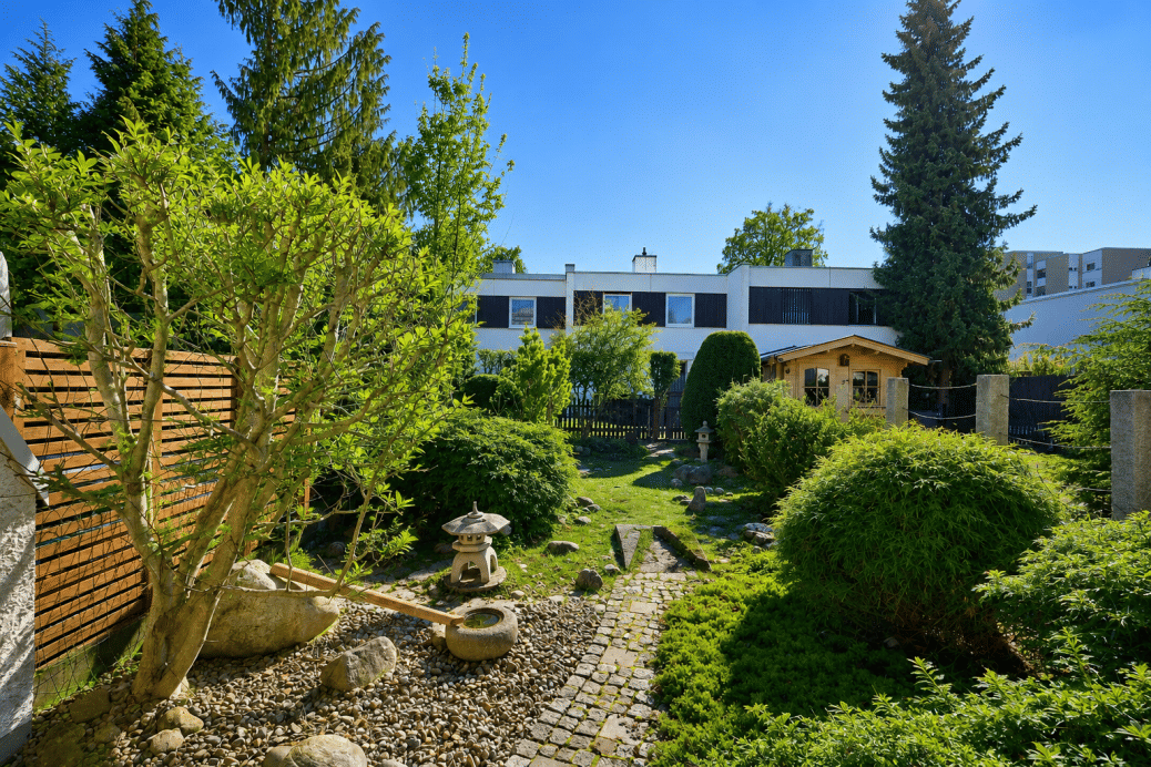 122 m² auf drei Ebenen: Reihenhaus mit eingewachsenem japanischem Garten in Taufkirchen, 82024 Taufkirchen