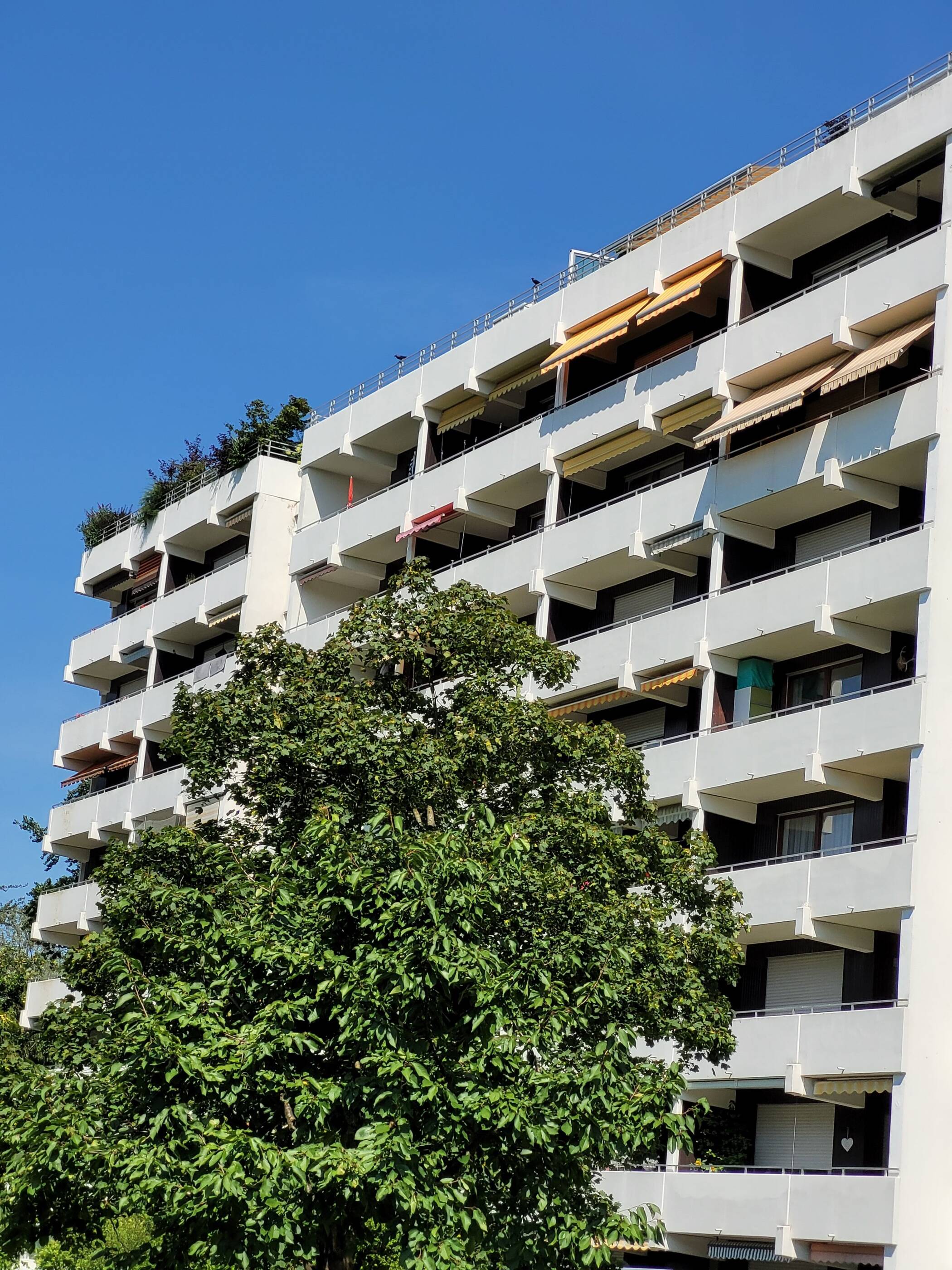 ! Wohnen mit Aussicht – Domizil für Anspruchsvolle ! 3,5-ZKB, 2 Balkone, 6.OG m.Lift, TG/ Schwimmbad, Augsburg-Göggingen, 86199 Augsburg (Bergheim Göggingen Haunstetten Inningen)