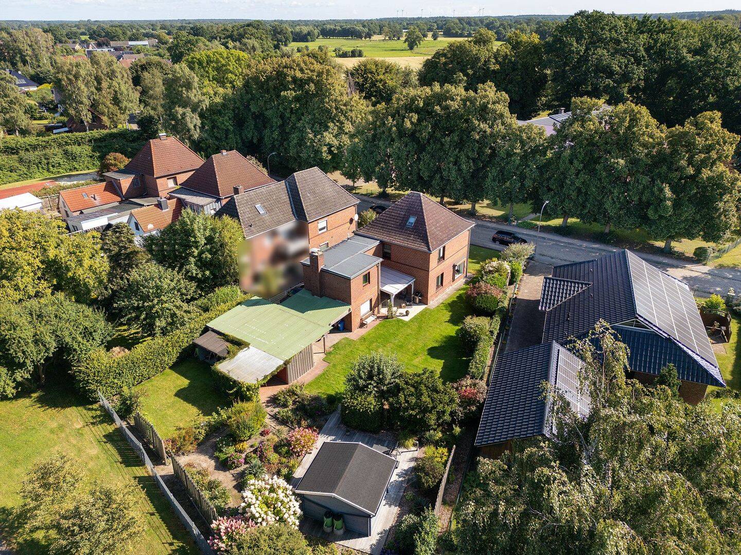 Großzügiges Zweifamilienhaus mit über 200 m² Wohnfläche Charme, Komfort & Potenzial auf einem 1.000m ² großen Grundstück in Barmstedt!, 25355 Barmstedt