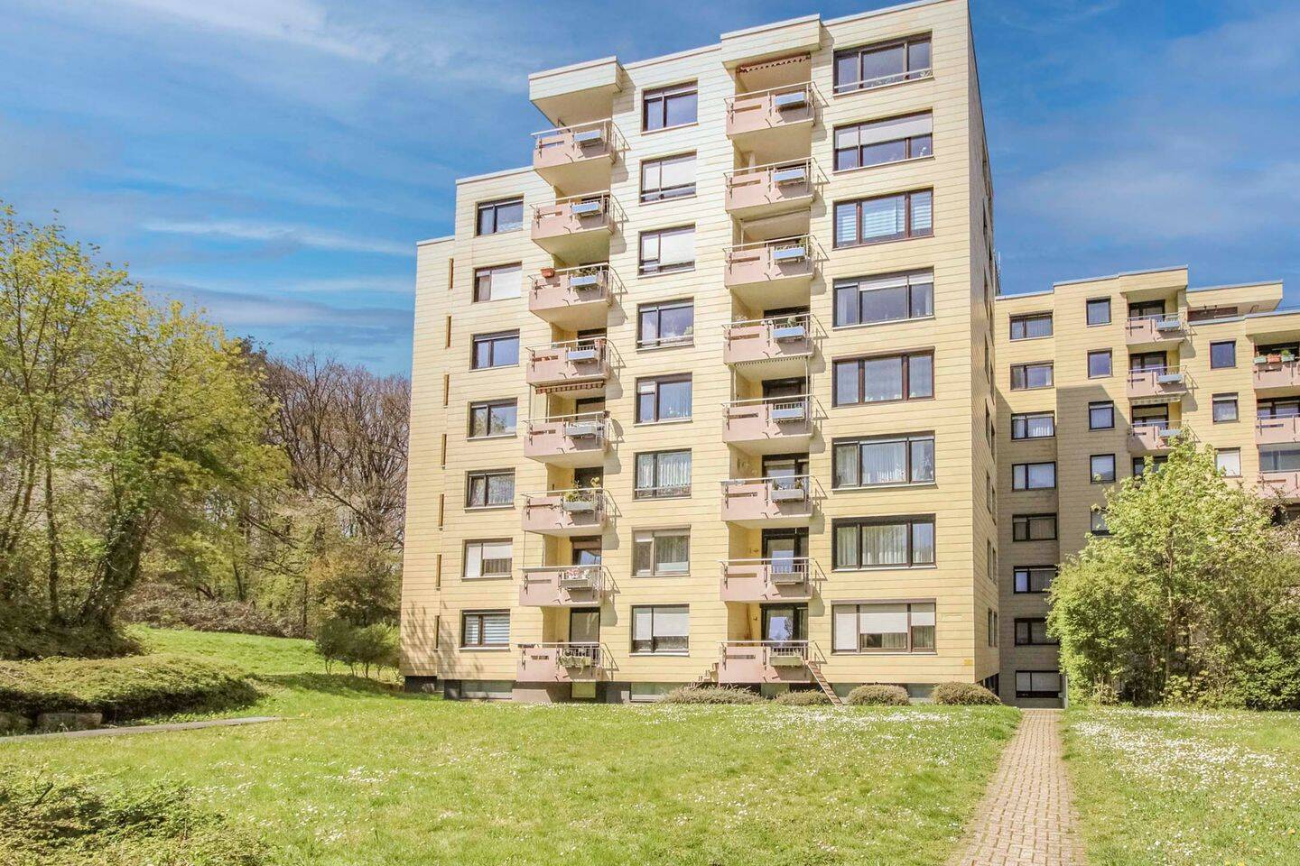 Lichtdurchflutete 2,5-Zimmer-Wohnung im 8. OG – Modernisiert, bezugsfrei, inkl. Einbauküche & Garage, 75180 Pforzheim (Büchenbronn Dillweißenstein Sonnenberg Sonnenhof)