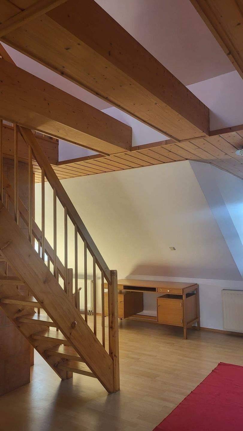 Helle Dachgeschosswohnung mit Balkon, ausgebautem Dachraum und Gartenmitbenutzung, 84085 Langquaid