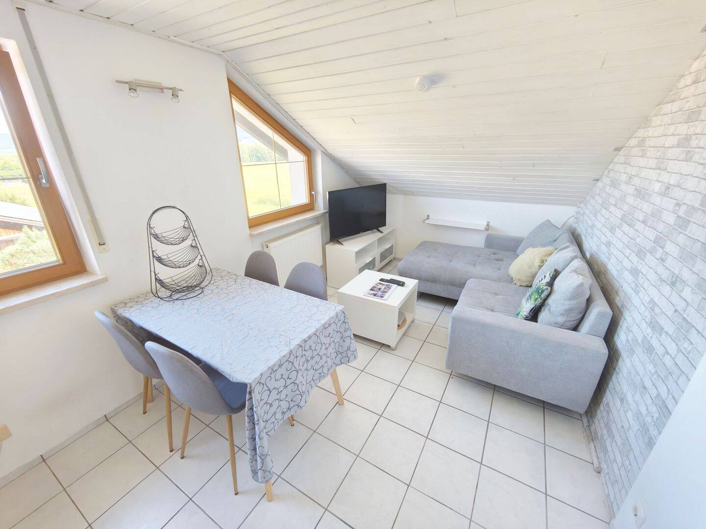 Helle, teilmöblierte Dachgeschosswohnung inkl. Küche, 83410 Laufen