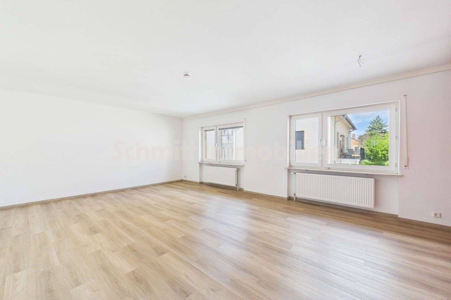 Großzügig wohnen in Schwanheim: 4 Zimmer, Balkon und modernes Bad, 60529 Frankfurt am Main (Schwanheim)
