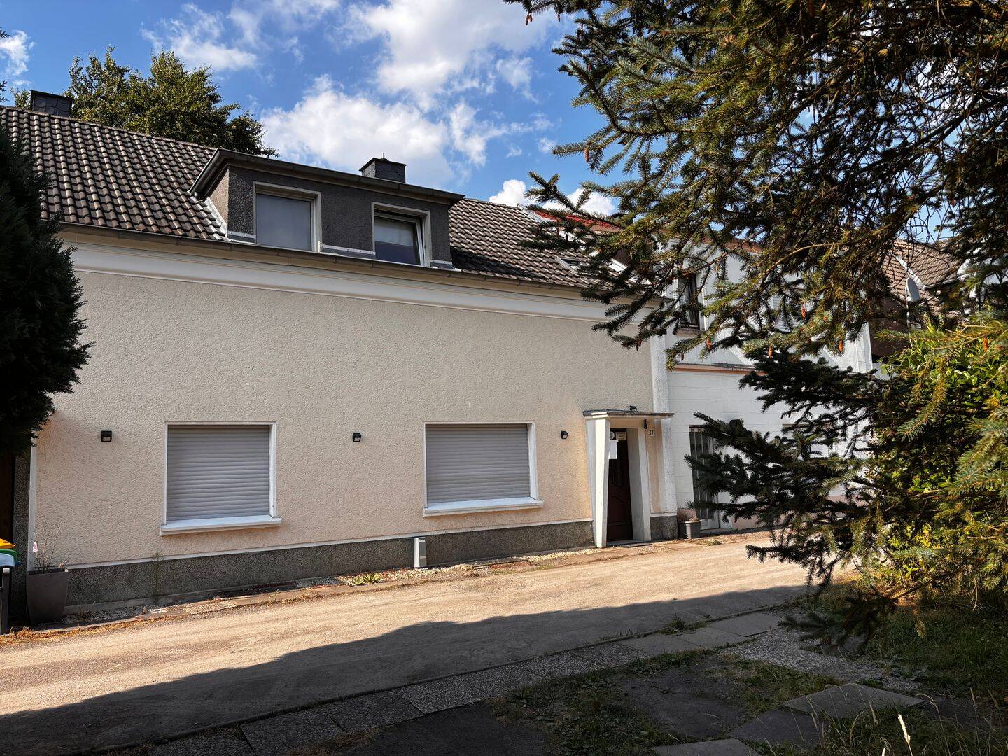 MODERN UND STILVOLL WOHNEN INKLUSIVE REIHENHAUSGEFÜHL    EIGENTUMSWOHNUNG MIT 4-5 ZIMMERN, TERRASSE UND GARTEN, 44287 Dortmund (Aplerbeck Aplerbecker Mark Berghofen Schüren Sölde)