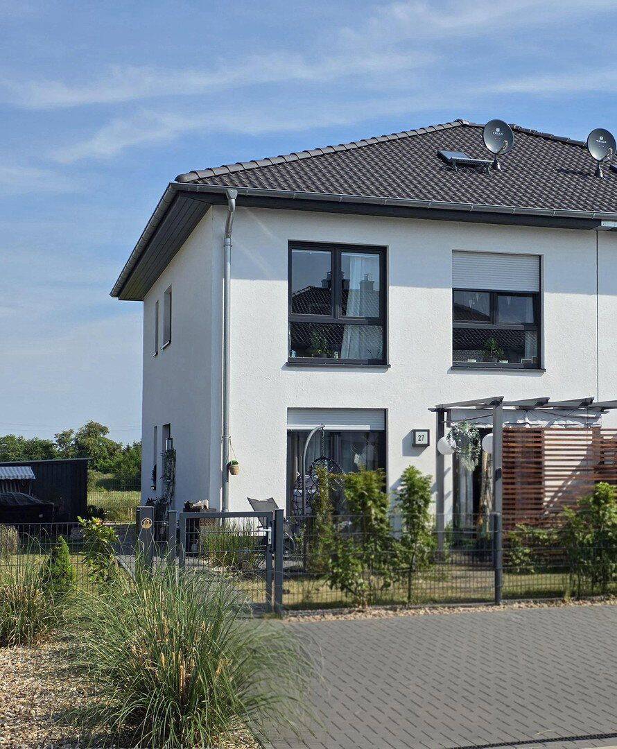Neuwertige Doppelhaushälfte mit Garten, Wärmepumpe und zwei Stellplätzen in Biederitz, 39175 Biederitz