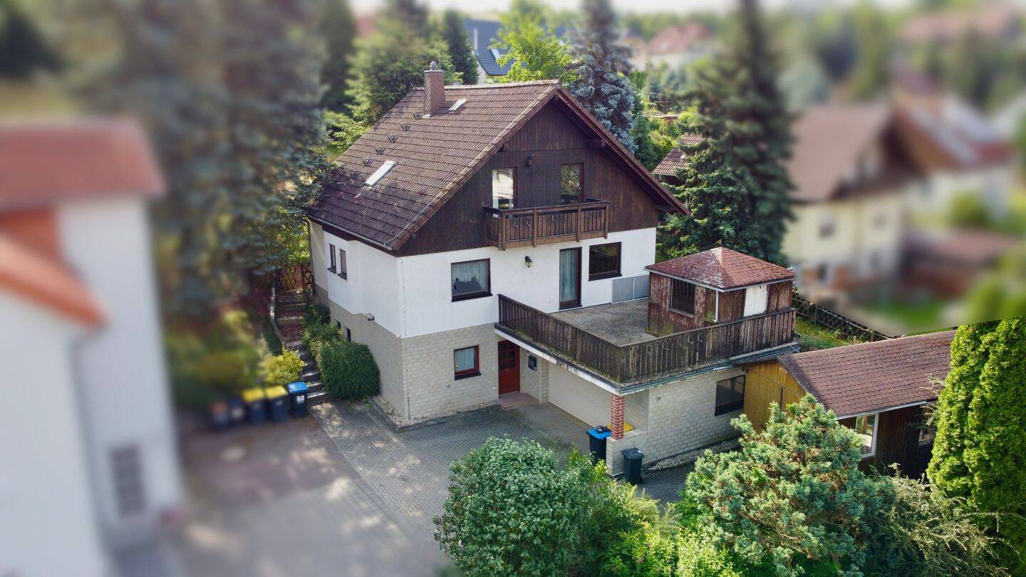 Helles Einfamilienhaus mit großzügigem Grundstück, Doppelgarage, Sauna und traumhaftem Blick ins Grüne, 1768 Glashütte