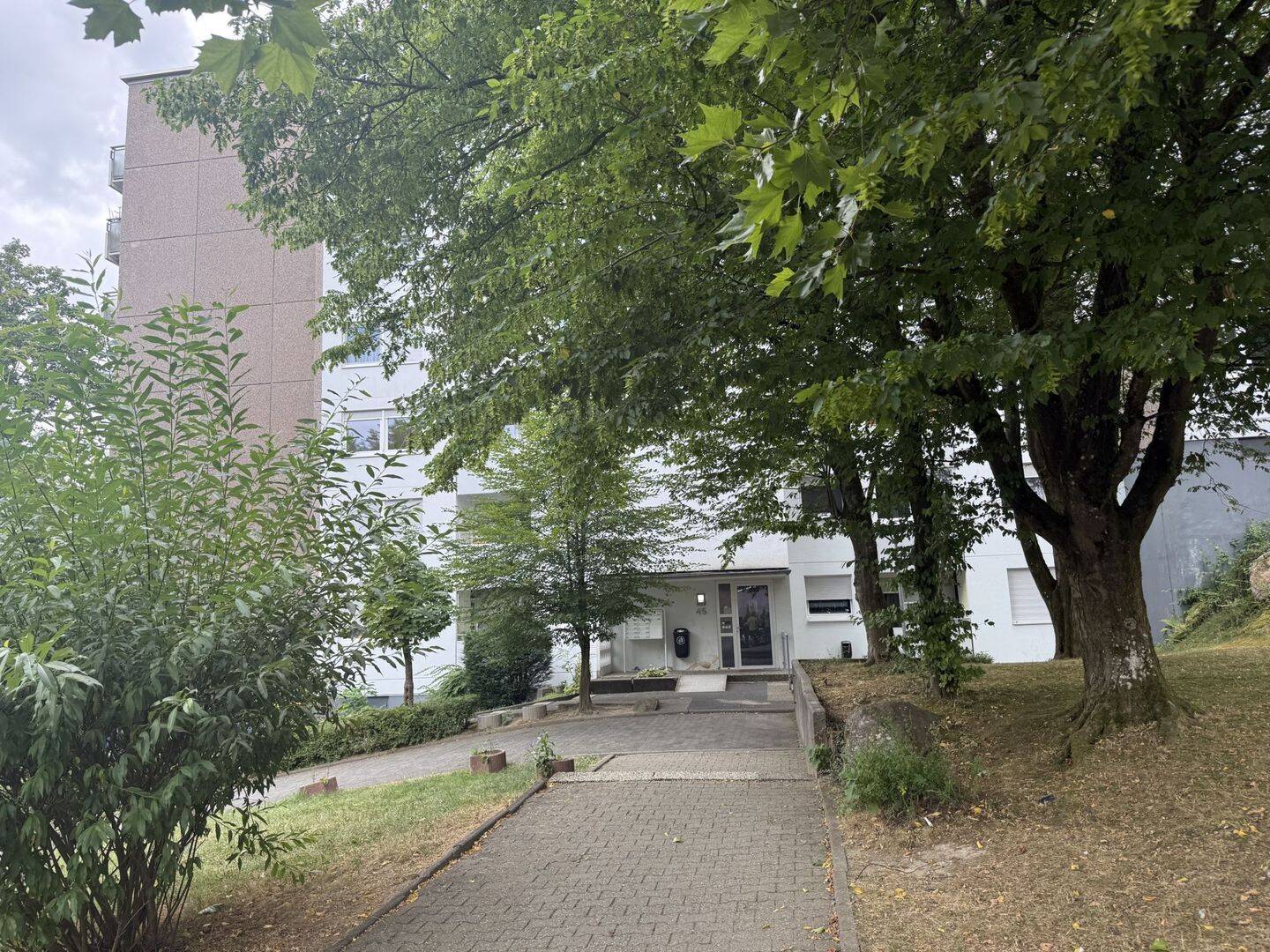 Helle 3-Zimmer-Wohnung mit zwei Balkonen, Aufzug und Stellplatz in Eppstein-Bremthal, 65817 Eppstein