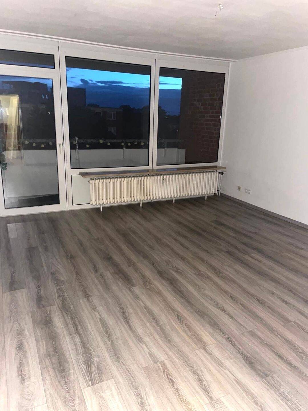 Frisch renovierte 71 m² Wohnung mit Einbauküche & Balkon (5. OG mit Fahrstuhl, 24539 Neumünster (Gadeland Ruthenberg Stör Wittorf)