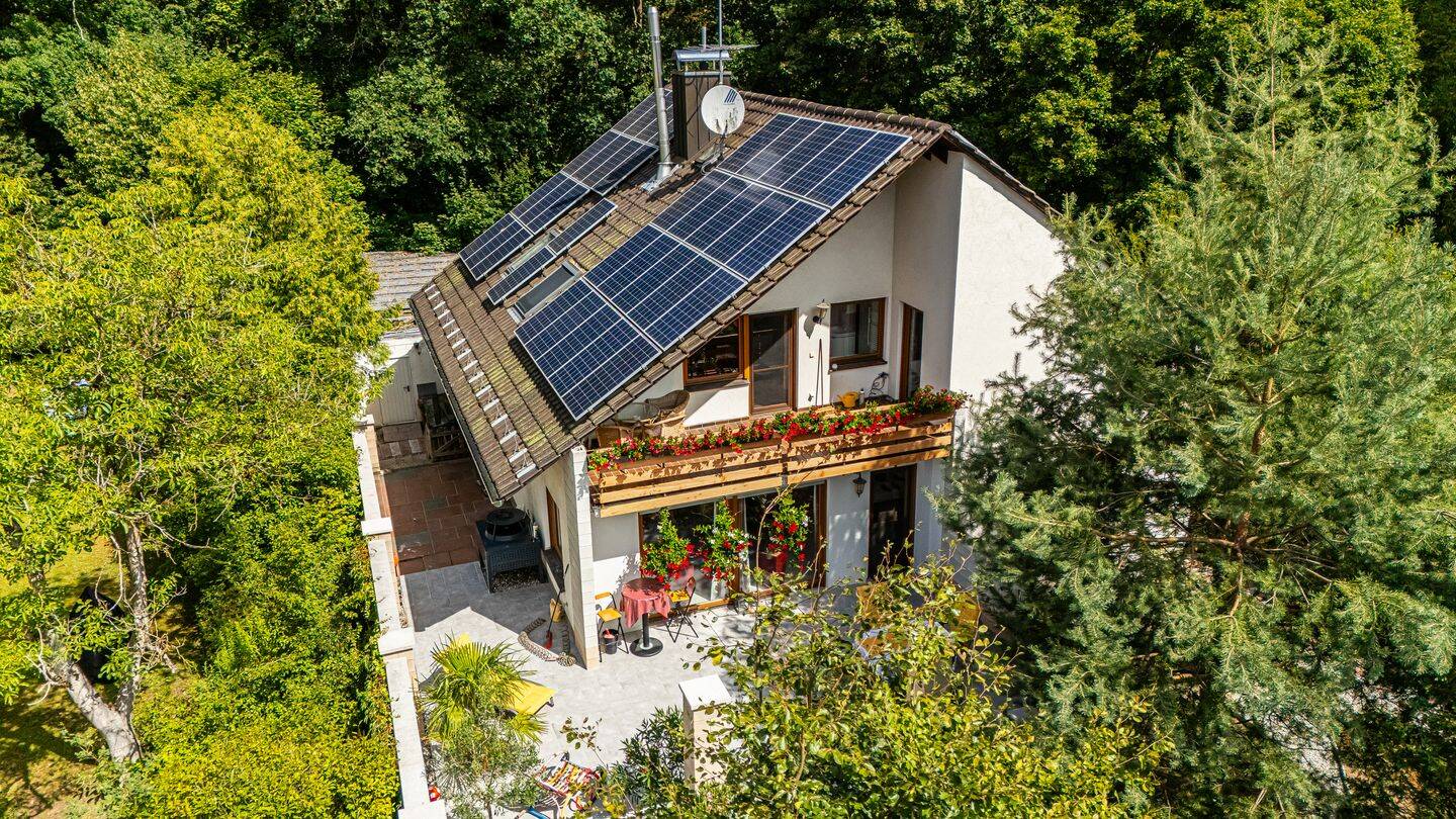 HEGERICH: Großzügiges Familienhaus mit weitläufigem Garten in begehrter Lage von Schwaig, 90571 Schwaig b. Nürnberg