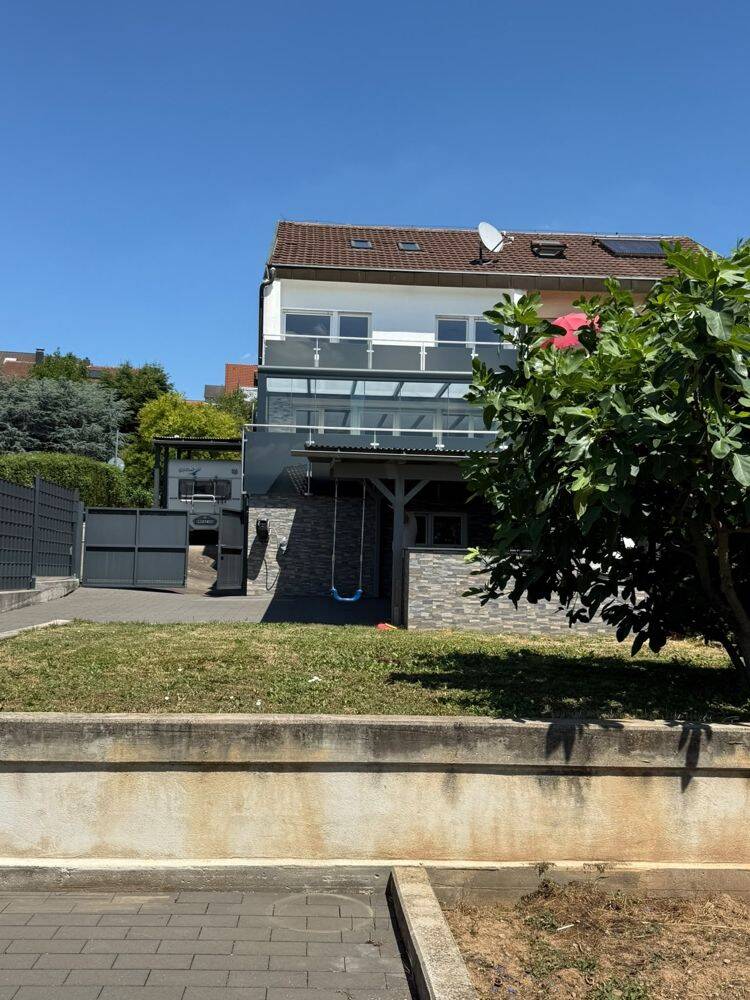 Gepflegte Doppelhaushälfte mit Dachterrasse und Garten in Erlenbach, 74235 Erlenbach